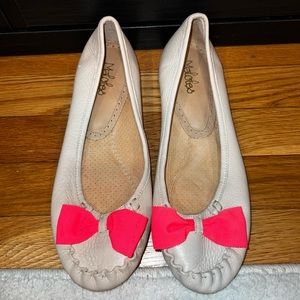 Maloles white leather ballet flats with pink bow on toe